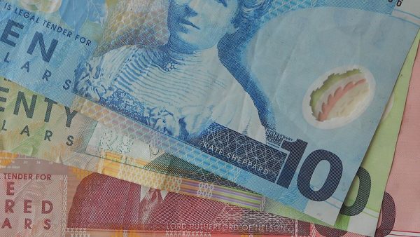 انخفاض الدولار النيوزيلندي بعد تلميحات